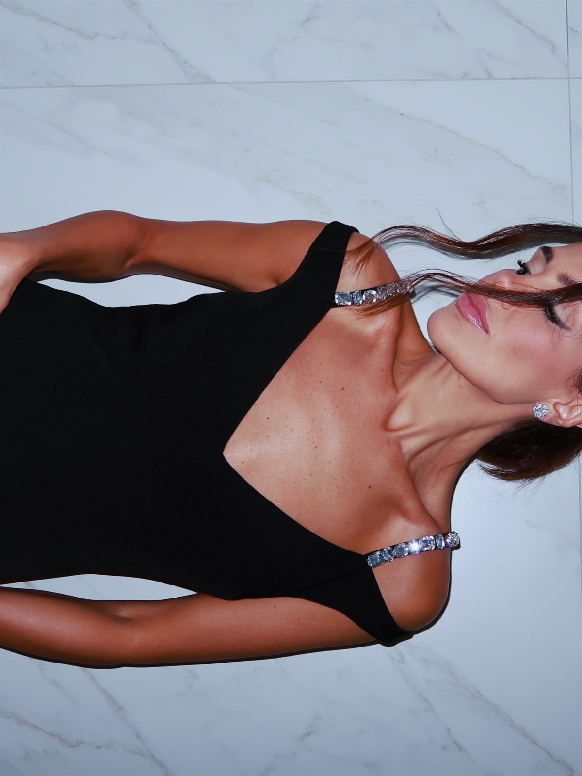 Vestido preto com detalhe de cristais