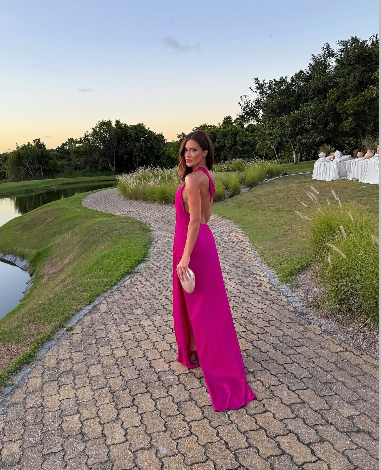 Vestido pink em evento ao ar livre
