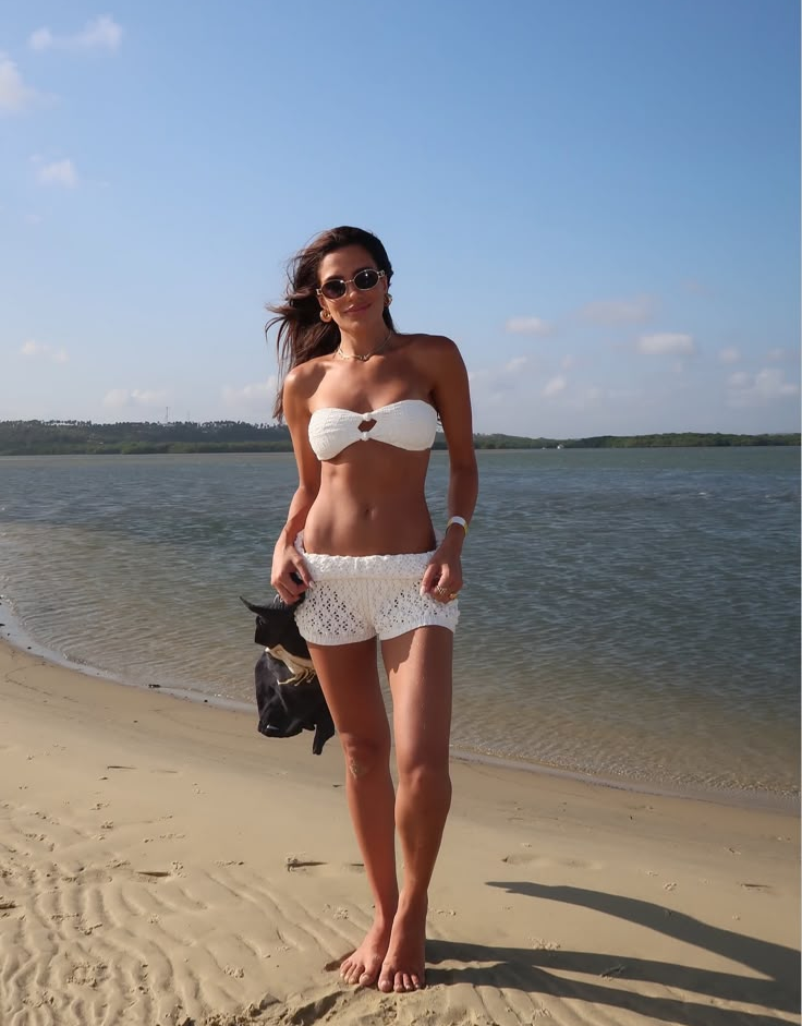 Beachwear — biquíni branco na praia