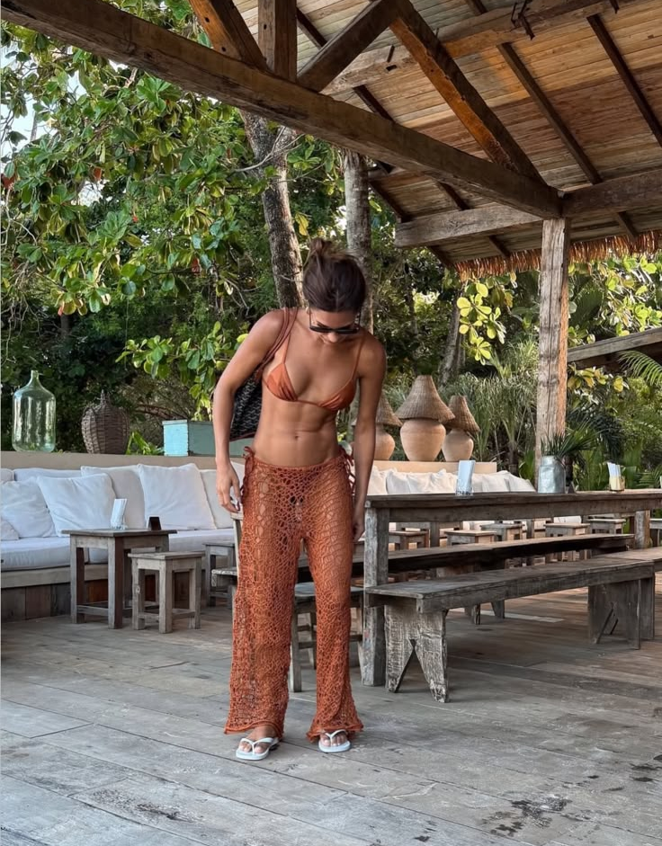 Beachwear — biquíni com calça de crochê