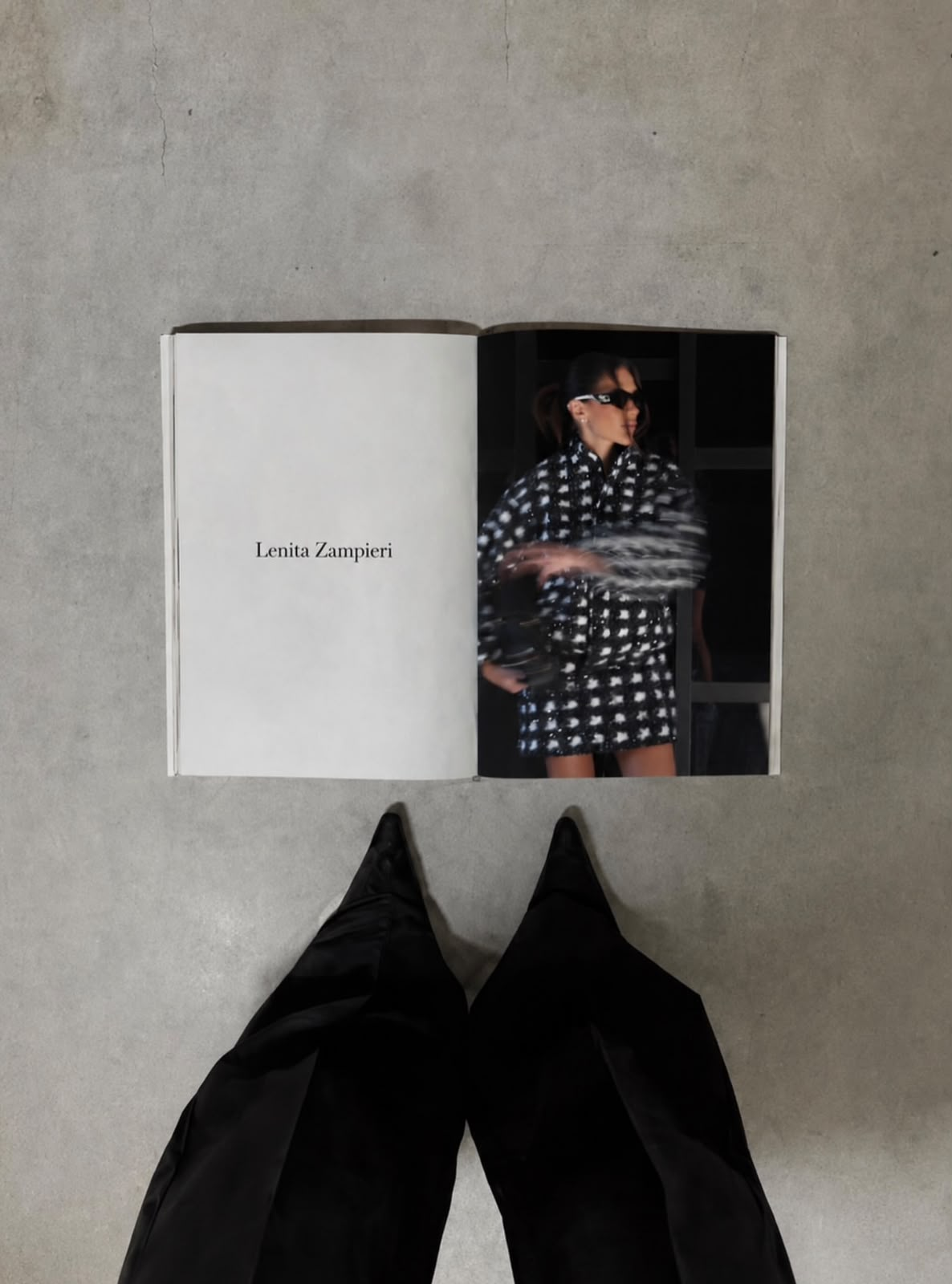 Livro de moda aberto com look preto e branco